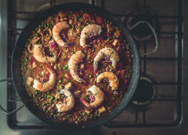 Draufsicht auf ein köstliches Paella-Gericht