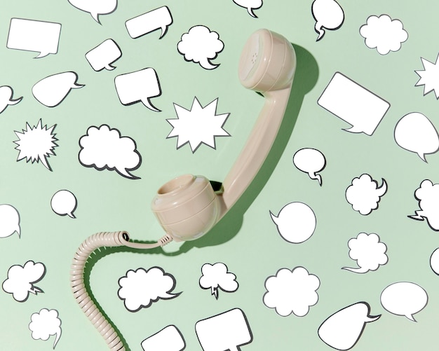Draufsicht auf eine Auswahl von Chatblasen mit Telefonhörer
