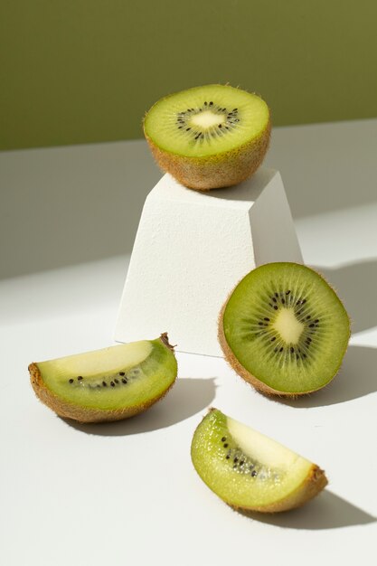 Draufsicht auf eine in Scheiben geschnittene Kiwi