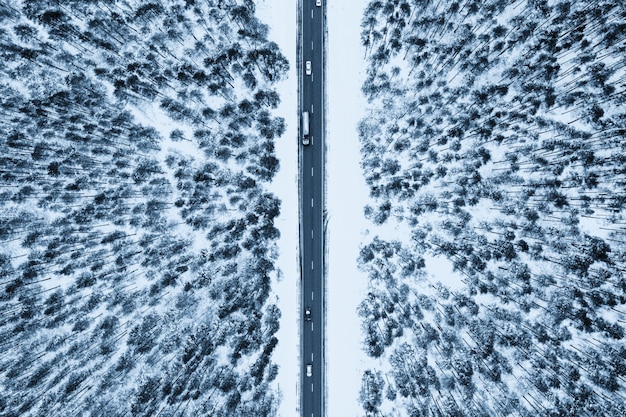 Draufsicht auf eine Straße, umgeben von Schnee und Tannen