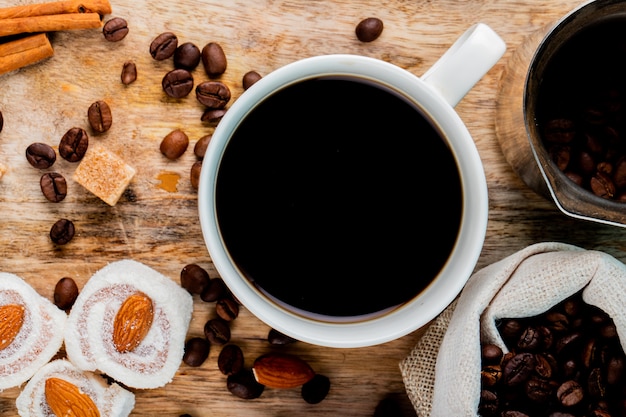 Draufsicht auf eine Tasse Kaffee und türkische Freuden rahat lokum auf einem rustikalen Hintergrund