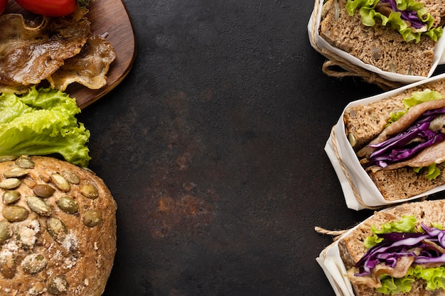 Draufsicht auf eingewickelte Salatsandwiches mit Brot und Kopierraum