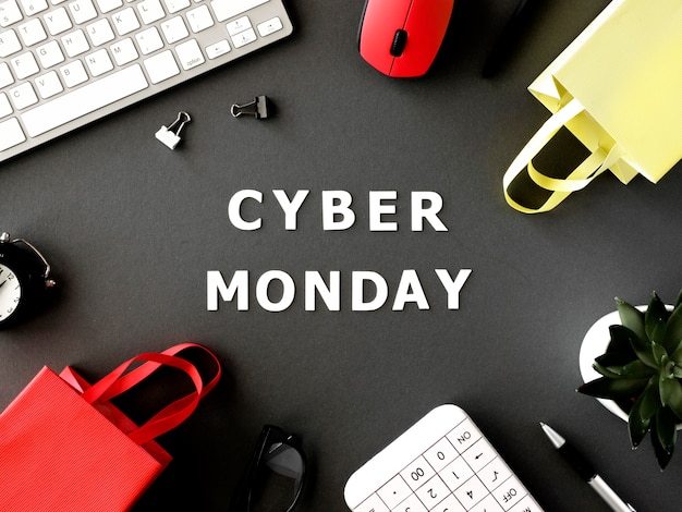Draufsicht auf Einkaufstaschen mit Tastatur und Maus für Cyber-Montag