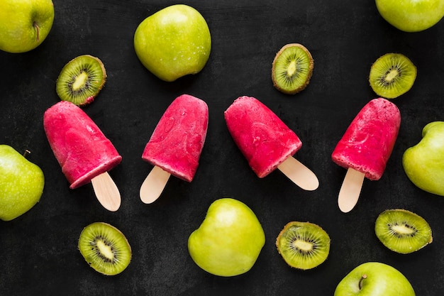 Draufsicht auf Eis am Stiel mit Kiwi und Apfel