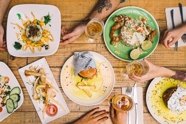 Kostenloses Foto draufsicht auf essen auf dem tisch