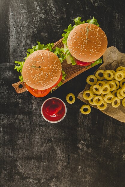 Draufsicht auf Fast Food Menü mit Tomatensauce