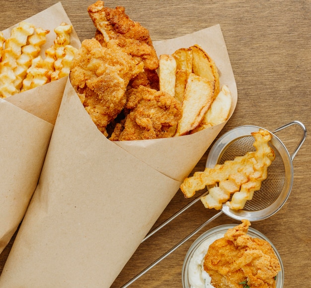 Kostenloses Foto draufsicht auf fisch und chips gericht