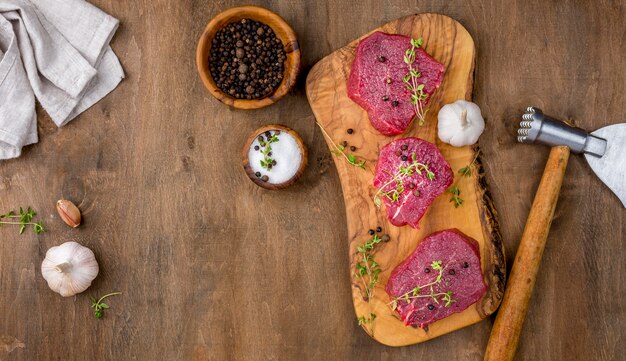 Draufsicht auf Fleisch mit Gewürzen und Knoblauch