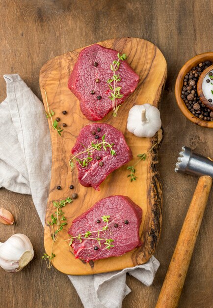 Draufsicht auf Fleisch mit Knoblauch und Kräutern