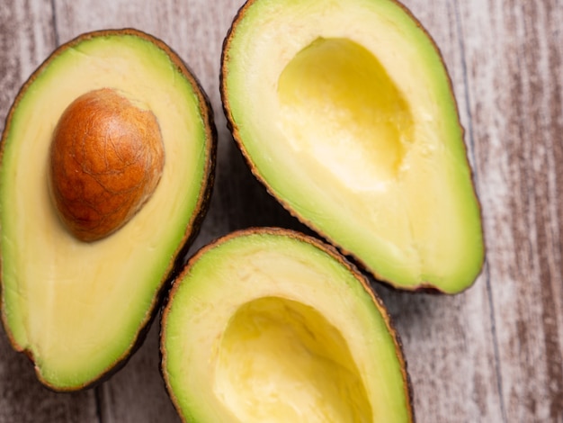 Draufsicht auf frisch geschnittene Avocado auf Holzbrett