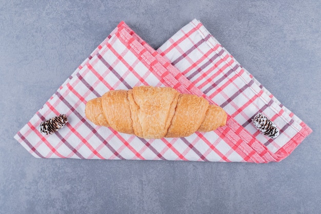 Draufsicht auf frische Croissants. Klassisches französisches Frühstück.