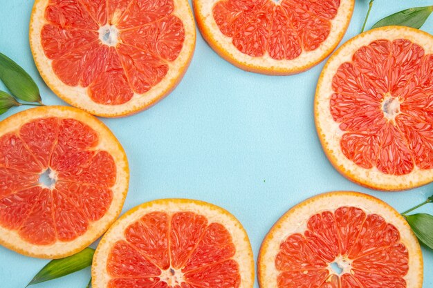 Draufsicht auf frische Grapefruit-Fruchtscheiben auf blauem Hintergrund