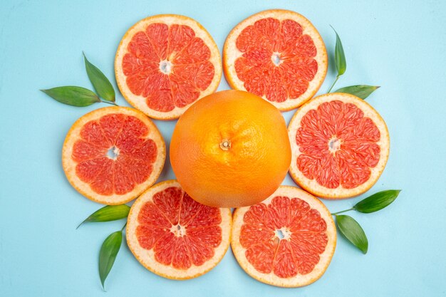 Draufsicht auf frische Grapefruit-Fruchtscheiben auf blauem Hintergrund