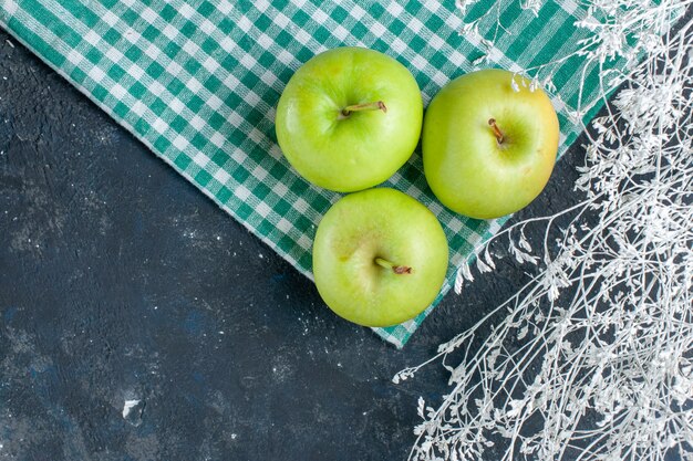 Draufsicht auf frische grüne Äpfel, die weich und saftig sauer auf dunkelblauem Vitamin-Nahrungsmittelsnack der Fruchtbeerengesundheit sind