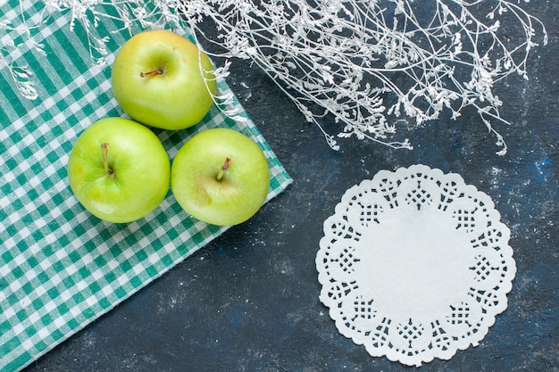 Draufsicht auf frische grüne Äpfel weich und saftig sauer auf dunkelblauem Schreibtisch, Fruchtbeerengesundheitsvitamin-Nahrungsmittelsnack