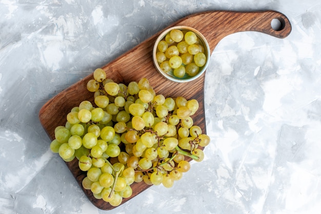 Draufsicht auf frische grüne Trauben weich und saftig auf leichtem, frischem Weinfruchtlicht