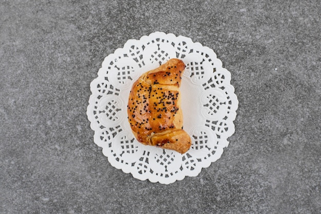 Draufsicht auf frische hausgemachte kekse auf weißer serviette über grauer oberfläche Kostenlose Fotos