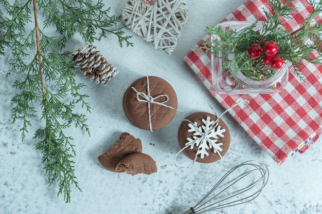 Draufsicht auf frische hausgemachte Schokoladenkekse mit Weihnachtsdekoren.