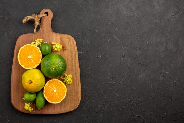 Draufsicht auf frische Mandarinen mit Feijoa auf Schwarz