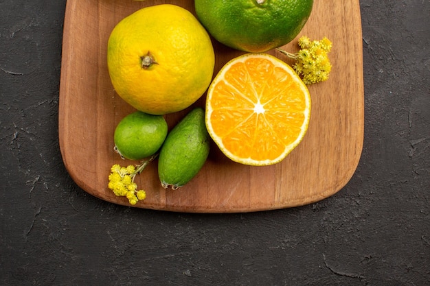 Draufsicht auf frische mandarinen mit feijoa auf schwarz