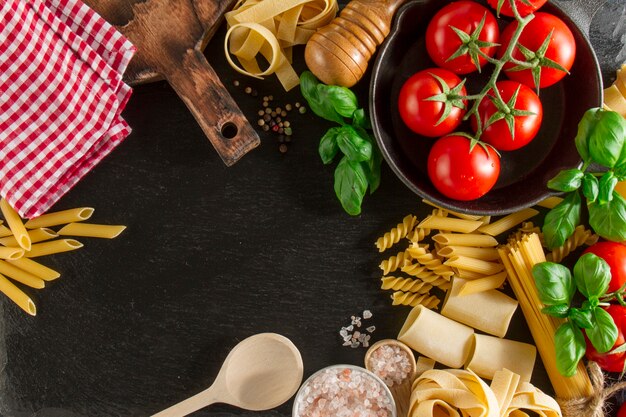 Draufsicht auf frische Produkte auf dunklem Hintergrund