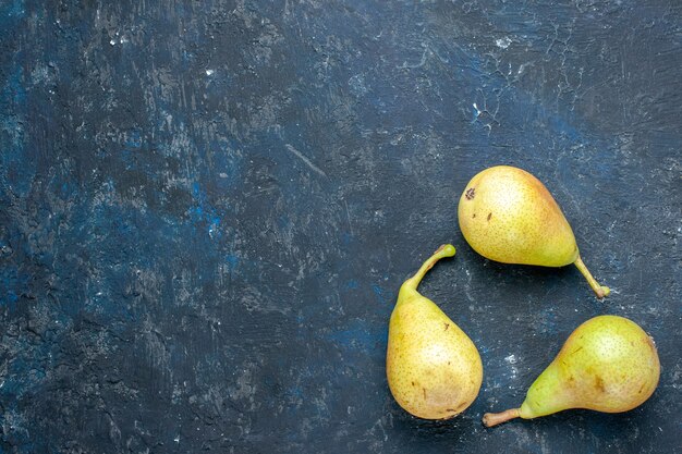 Draufsicht auf frische, weiche Birnen, ganze reife und süße Früchte, ausgekleidet auf dunkelgrauer, fruchtfrischer, milder Gesundheit