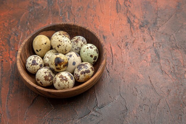 Draufsicht auf frisches Ei vom Bauernhof in einem Holztopf auf der rechten Seite auf einem braunen Tisch