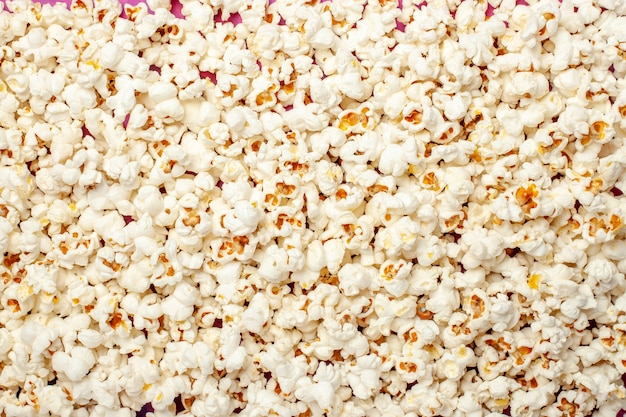 Draufsicht auf frisches Popcorn für Filmabend