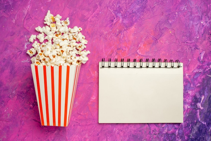 Kostenlose Foto draufsicht auf frisches popcorn für filmabend