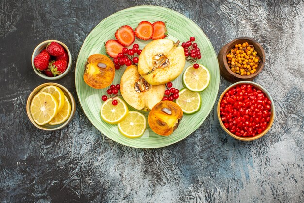 Draufsicht auf fruchtigen Salat mit frisch geschnittenen Früchten