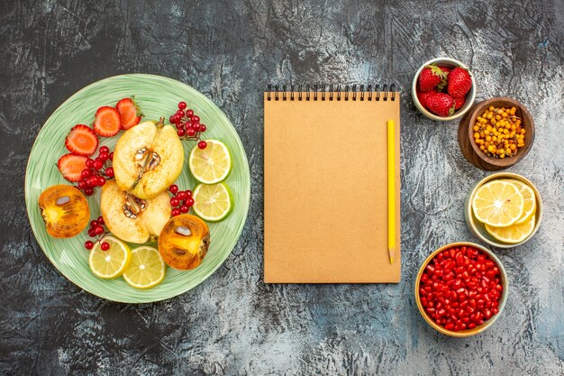 Draufsicht auf fruchtigen Salat mit frisch geschnittenen Früchten