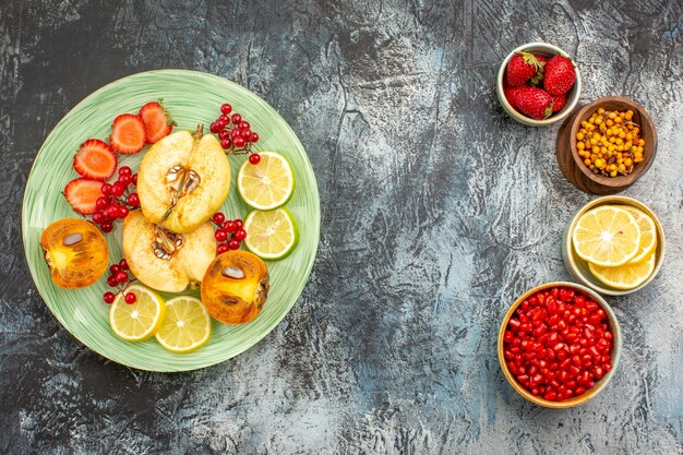 Draufsicht auf fruchtigen Salat mit frisch geschnittenen Früchten