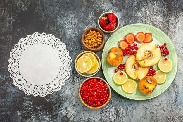 Draufsicht auf fruchtigen Salat mit frisch geschnittenen Früchten