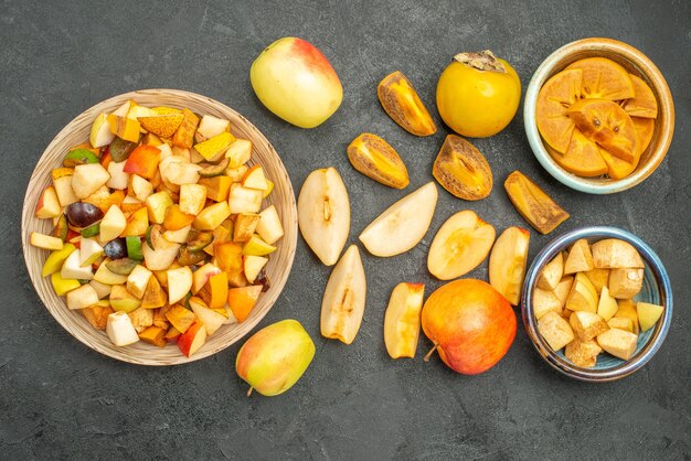 Draufsicht auf fruchtigen Salat mit frisch geschnittenen Früchten