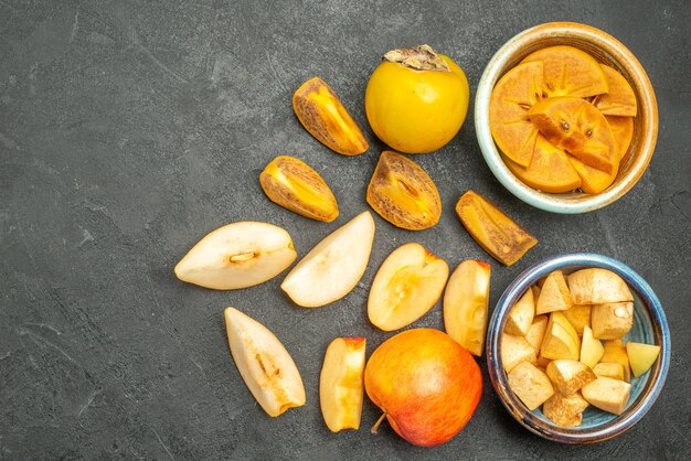 Draufsicht auf fruchtigen Salat mit frisch geschnittenen Früchten