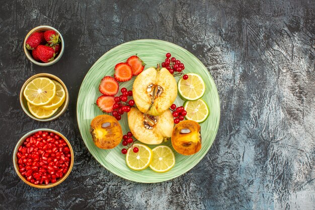 Draufsicht auf fruchtigen Salat mit frisch geschnittenen Früchten