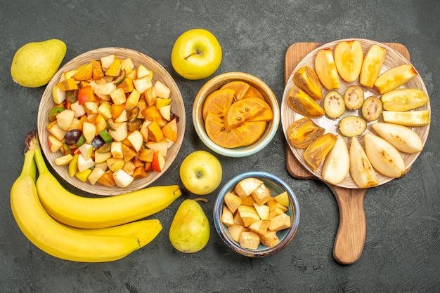 Kostenloses Foto draufsicht auf fruchtigen salat mit frisch geschnittenen früchten