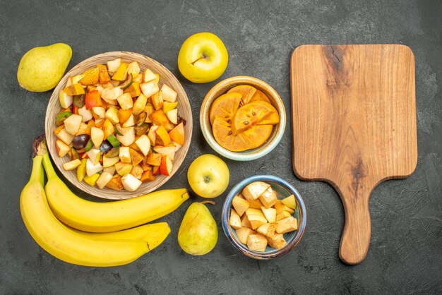 Draufsicht auf fruchtigen Salat mit frisch geschnittenen Früchten