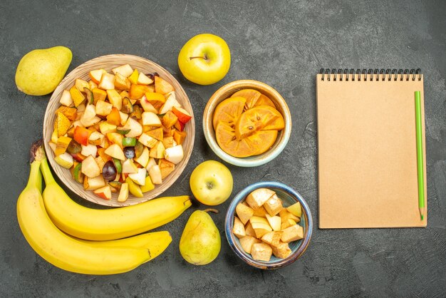 Draufsicht auf fruchtigen Salat mit frisch geschnittenen Früchten