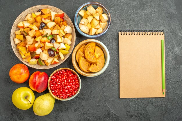 Draufsicht auf fruchtigen Salat mit frisch geschnittenen Früchten