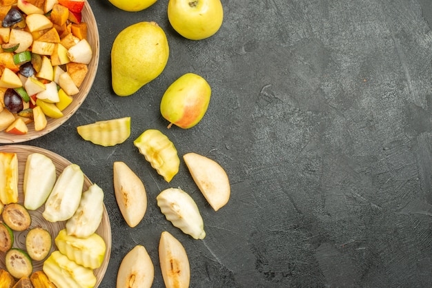 Draufsicht auf fruchtigen Salat mit frisch geschnittenen Früchten