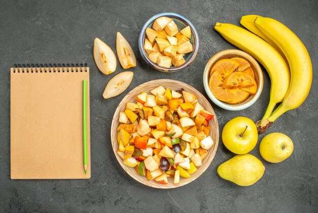 Draufsicht auf fruchtigen Salat mit frisch geschnittenen Früchten