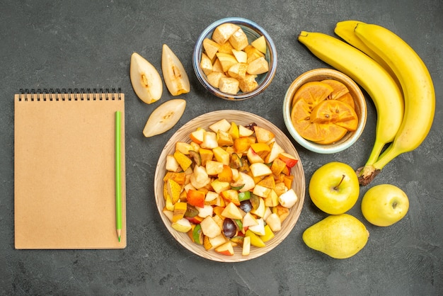 Draufsicht auf fruchtigen Salat mit frisch geschnittenen Früchten