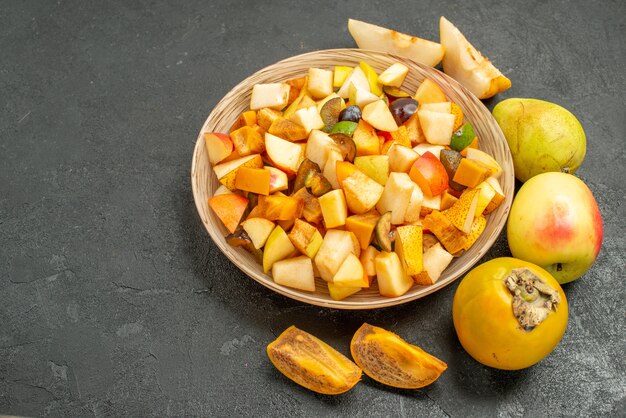 Draufsicht auf fruchtigen Salat mit frisch geschnittenen Früchten