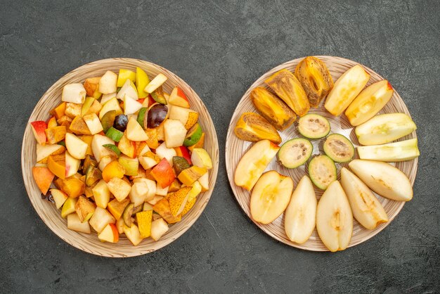 Draufsicht auf fruchtigen Salat mit frisch geschnittenen Früchten