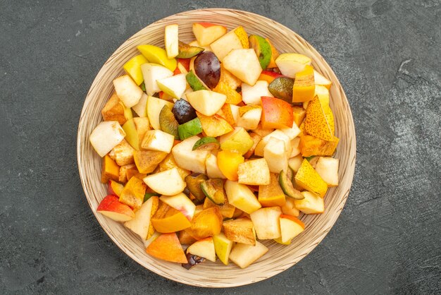 Draufsicht auf fruchtigen Salat mit frisch geschnittenen Früchten