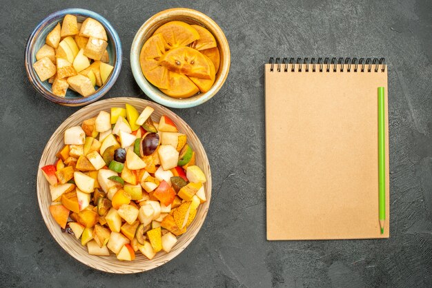 Draufsicht auf fruchtigen Salat mit frisch geschnittenen Früchten