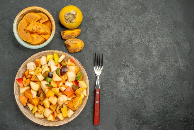 Draufsicht auf fruchtigen Salat mit frisch geschnittenen Früchten