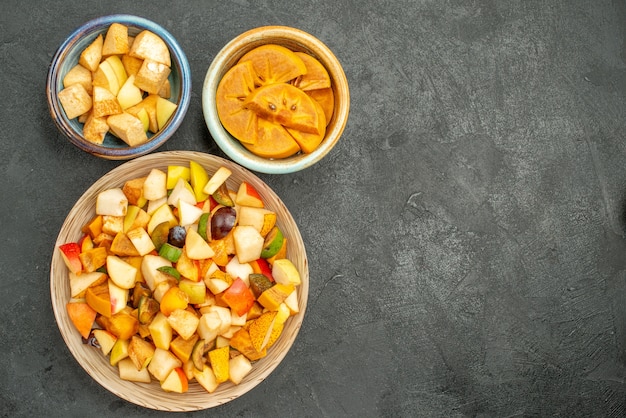 Draufsicht auf fruchtigen Salat mit frisch geschnittenen Früchten