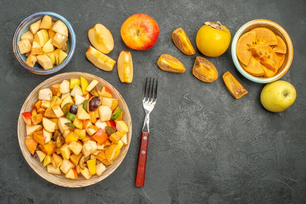 Draufsicht auf fruchtigen Salat mit frisch geschnittenen Früchten